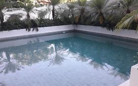 lindo apartamento martim de sá 2 dormitórios piscina pé na areia 32 b